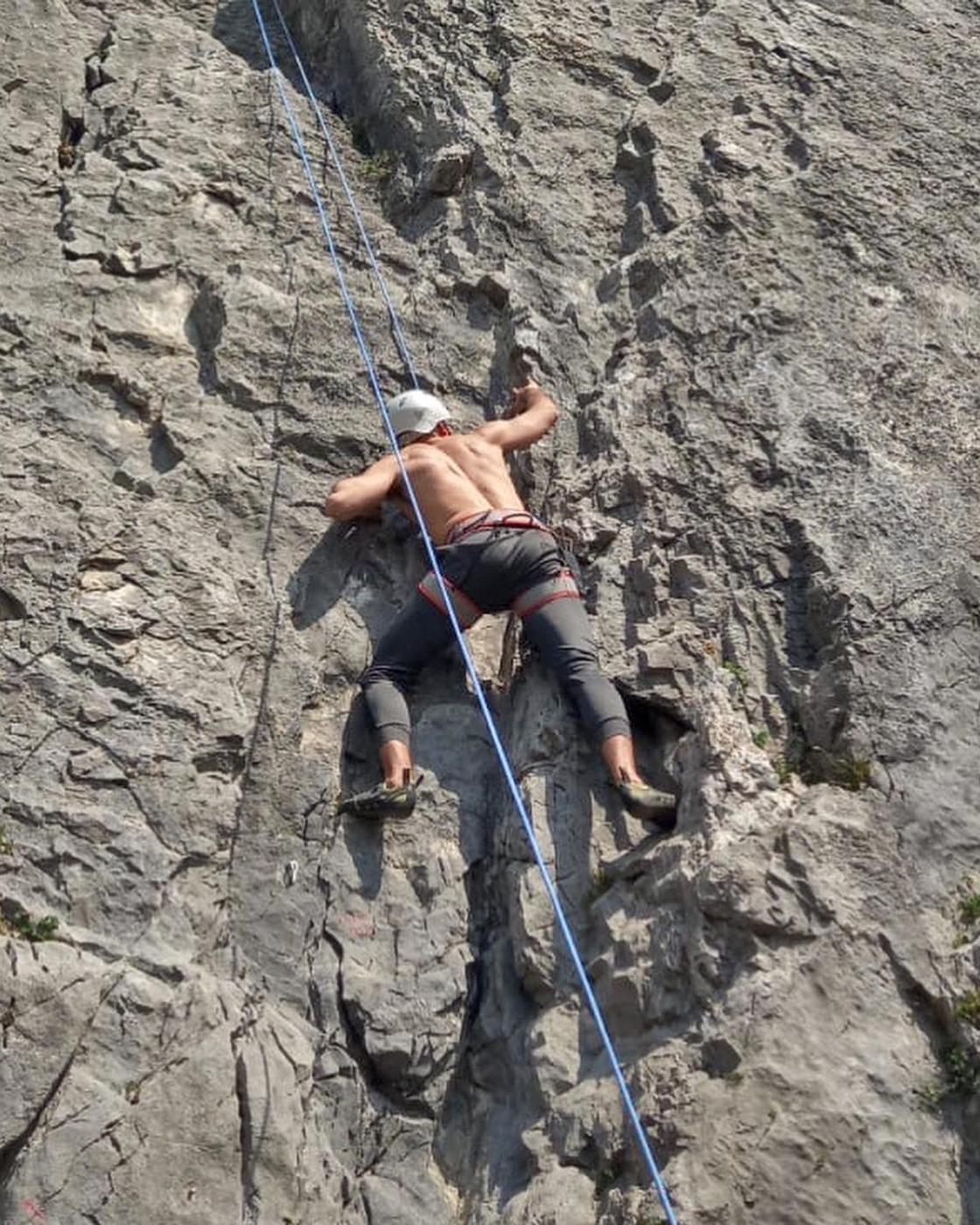 Samuele Gerli in arrampicata su roccia